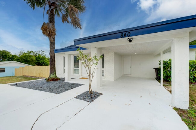Building Photo - 840 Bradley St