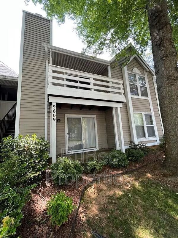 Building Photo - 9609 Vinca Cir