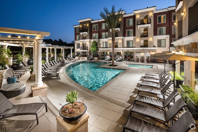 Building Photo - Adagio on the Green