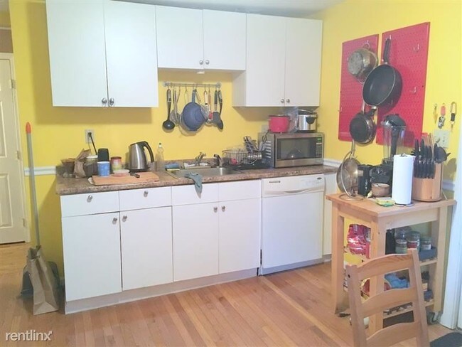 Building Photo - 2 br, 1 bath  - 35 School St