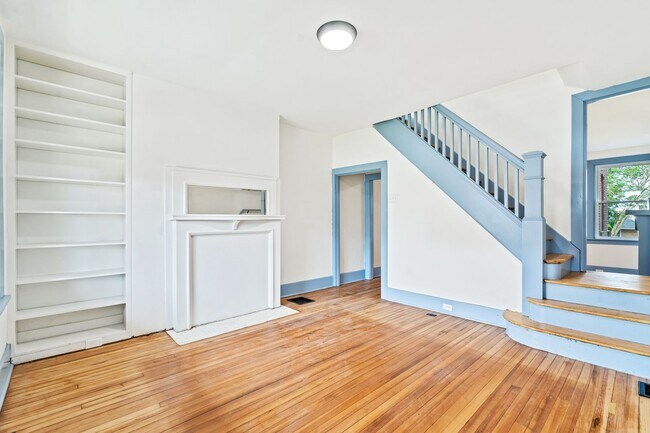 Building Photo - Beautifully Renovated 2 Bed/1 Bath in Dorm...