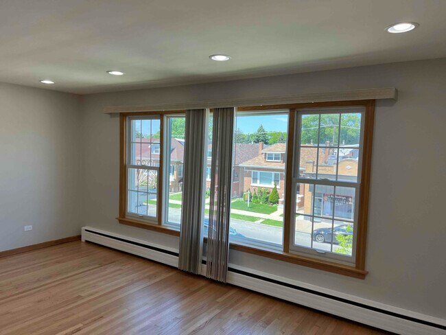 Building Photo - 5807 W Addison St