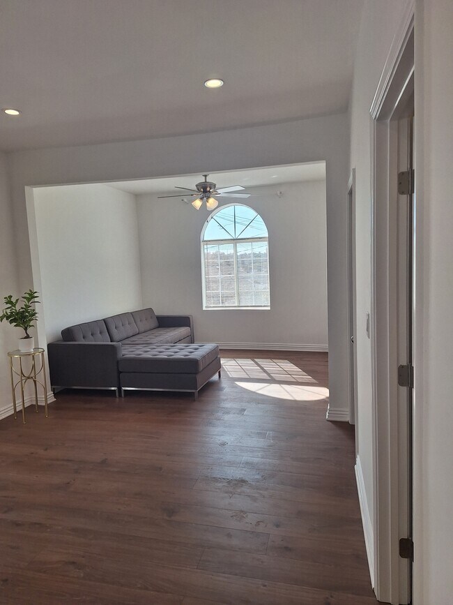 Foto del edificio - 4361 Camero Ave