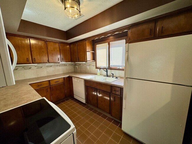 Building Photo - Centrally located 2 bed, 1 1/2 bath townhouse