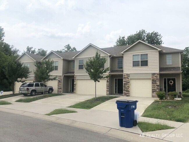 Building Photo - 3 Bed 2 Car Townhome in Grain Valley