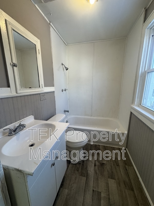 Building Photo - 8 Laurel St