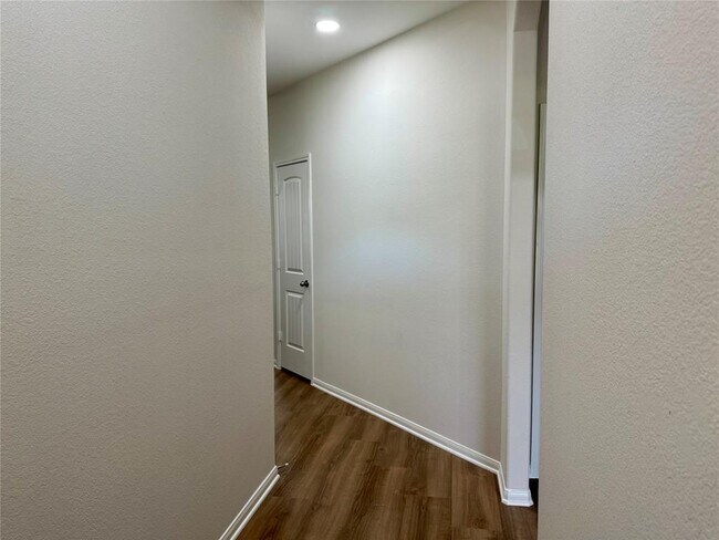 Foto del edificio - 18717 Stewart Hill Dr