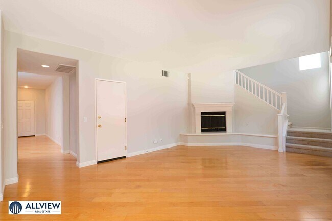 Foto del edificio - Beautifully Updated 4 Bedroom Single Family Home in Peaceful Glen Willow, West Irvine