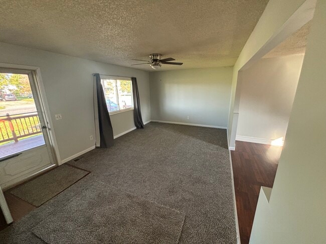 Building Photo - Columbine Ave