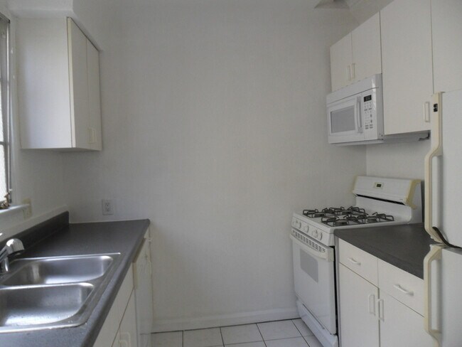 Building Photo - 1423 S Beverly Dr