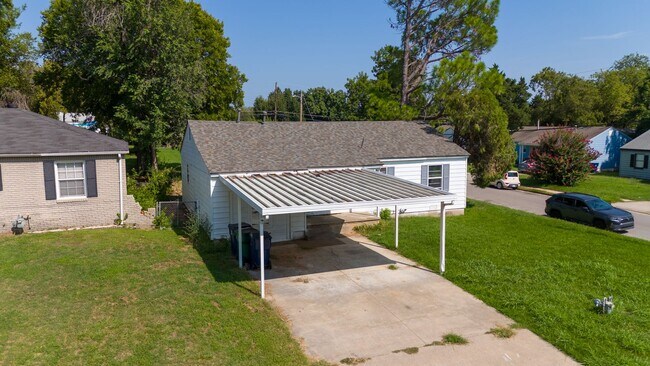Building Photo - Charming 4-Bedroom Home with Modern Update...