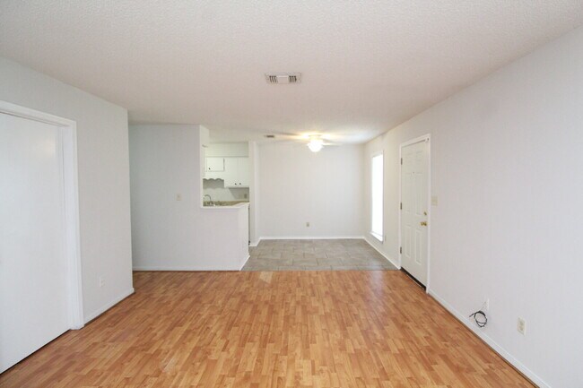 Building Photo - Updated 2BR/2BA Apartment Near UWF, Cordova Mall & Pensacola Airport