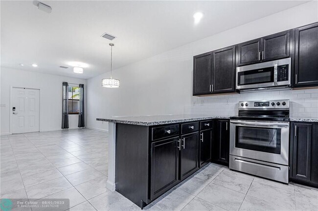 Building Photo - 1616 SW 28th St