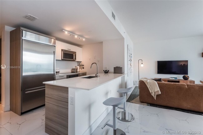 Building Photo - 1300 Brickell Bay Dr