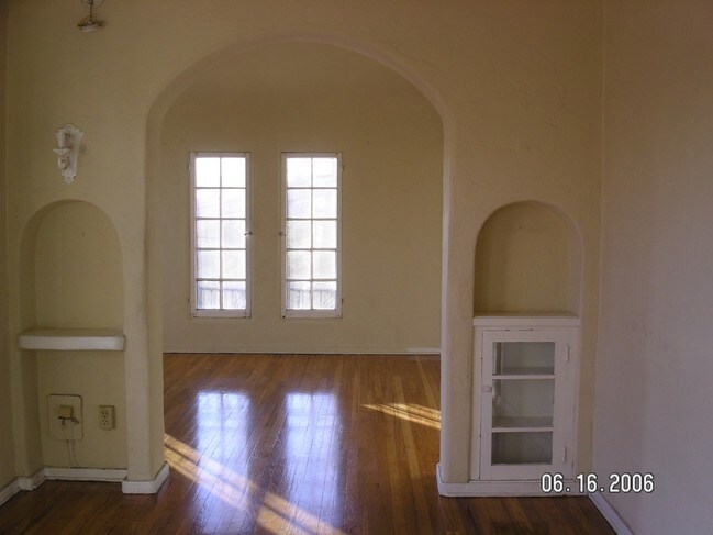 Building Photo - 1808 1/2 Lucretia Ave