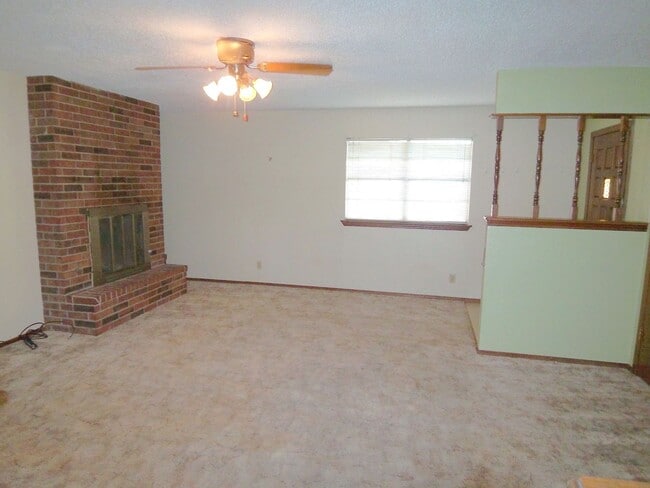 Building Photo - 2/2/1 Duplex