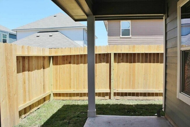 Foto del edificio - 5482 Quail Cove Ln