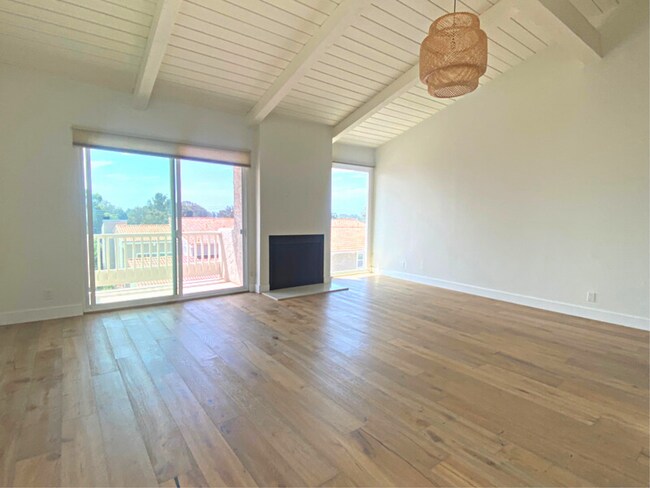 Foto del edificio - Stunning light and bright 3b/3b Malibu townhome with Pacific Ocean Views