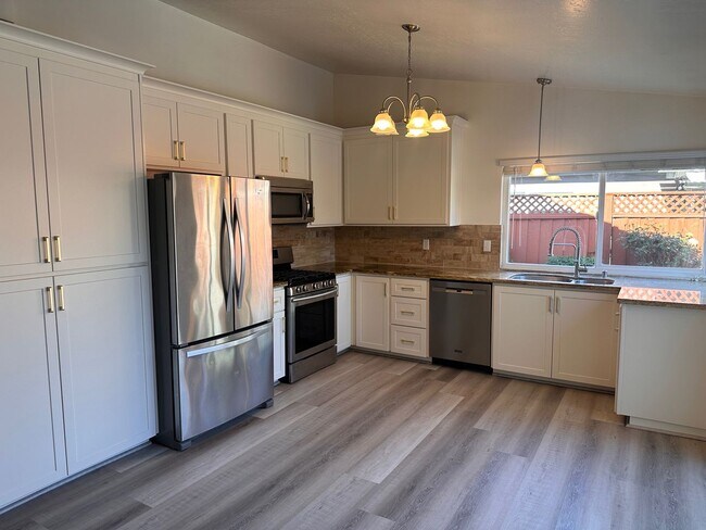 Foto del edificio - Beautifully Updated 4 Bedroom 2 Bath Home ...
