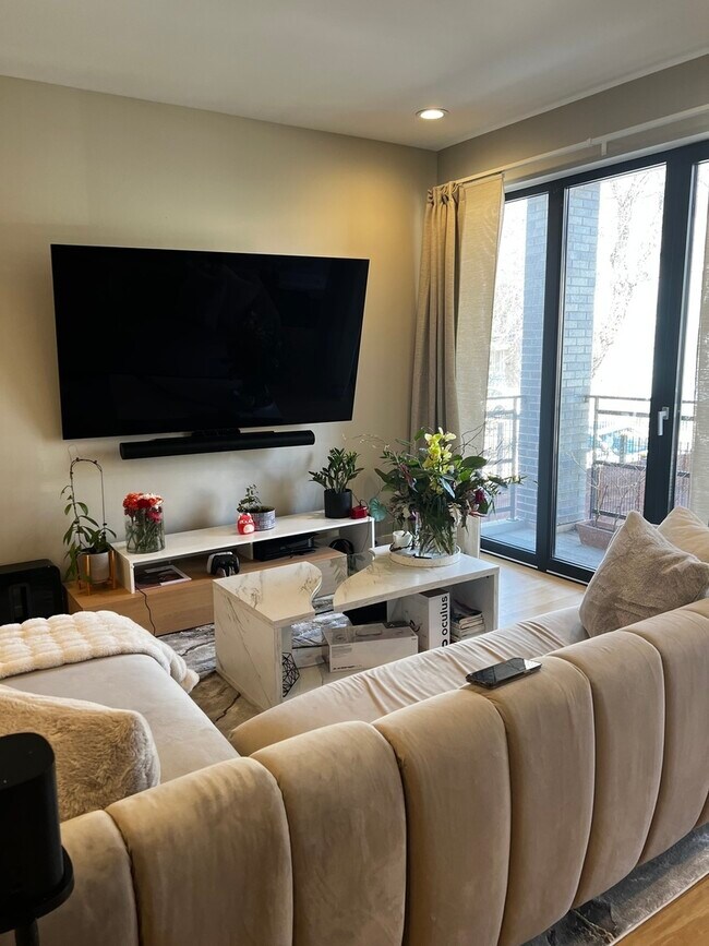 Foto del edificio - 5629 W Higgins Ave