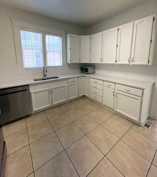 Building Photo - 3 Bedroom / 2.5 Bath Multi-Level Home in SLC!