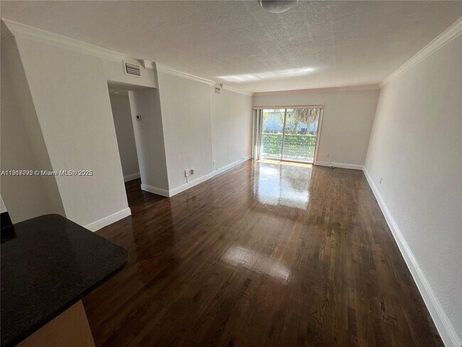 Foto del edificio - 980 NE 170th St