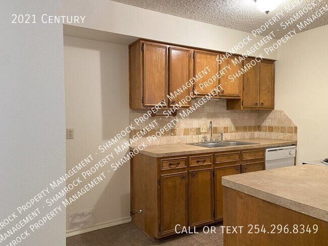 Building Photo - Hewitt area on corner lot!