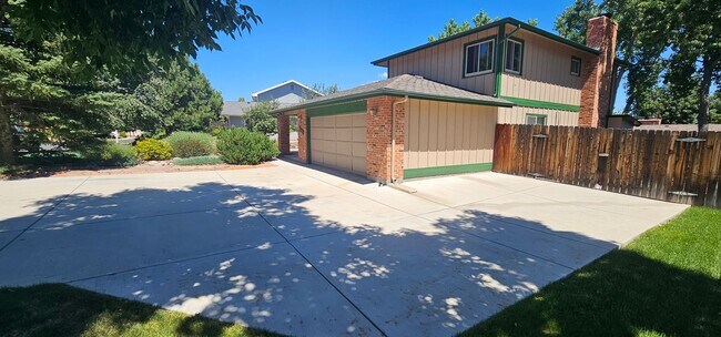 Building Photo - Country Broadmoor home
