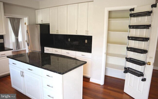Foto del edificio - 17105 Thatcher Ct