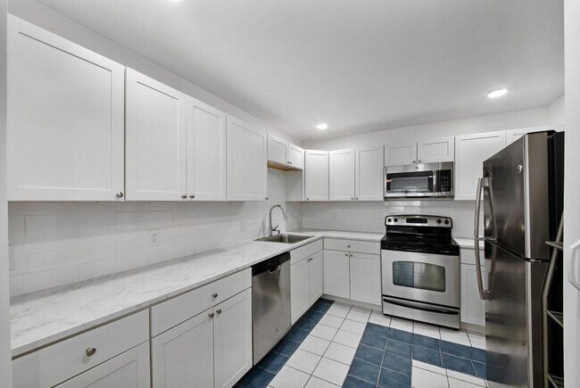 Building Photo - 526 W Perry St
