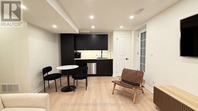 Photo du bâtiment - 1371 Linstead St