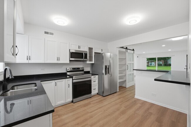 Building Photo - 9388 Bay Colony Dr
