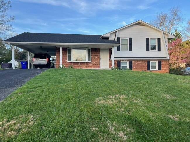 Building Photo - 1105 Golfview Dr