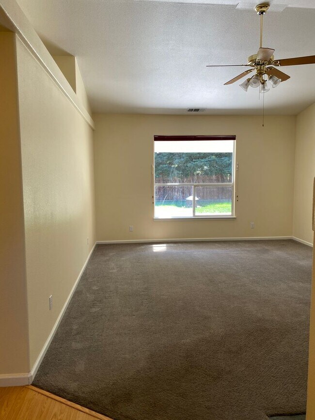 Building Photo - 4 BEDROOM HOME IN BLOSSOM PARK SUBDIVISION...
