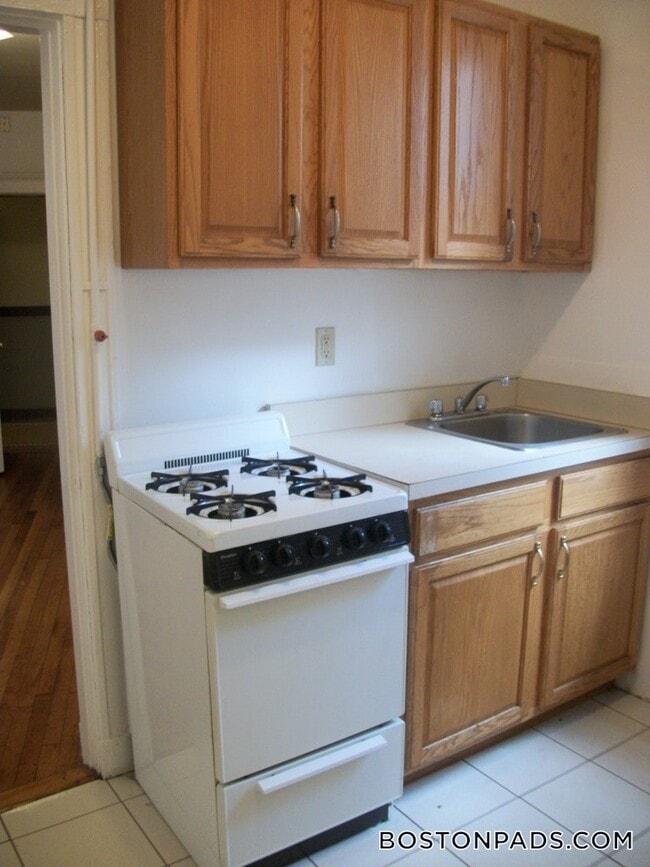 Building Photo - 137 Park Dr