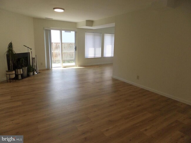 Building Photo - 1720 Oakwood Terrace