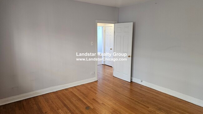 Foto del edificio - 4409 N Kenneth Ave