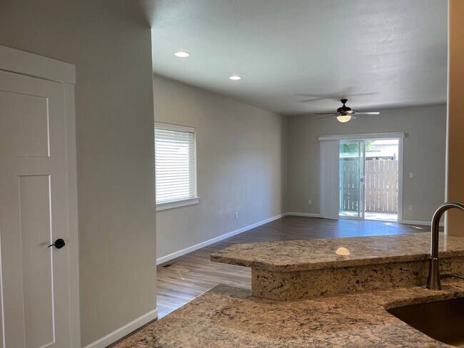 Foto del edificio - Beautiful Two Story 3 Bedroom 2.5 Bath Tow...