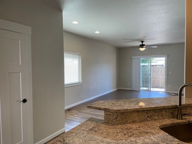 Building Photo - Beautiful Two Story 3 Bedroom 2.5 Bath Townhome