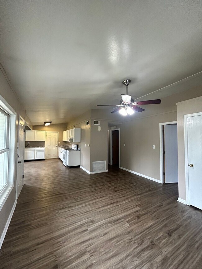 Building Photo - 3 Bedroom Home