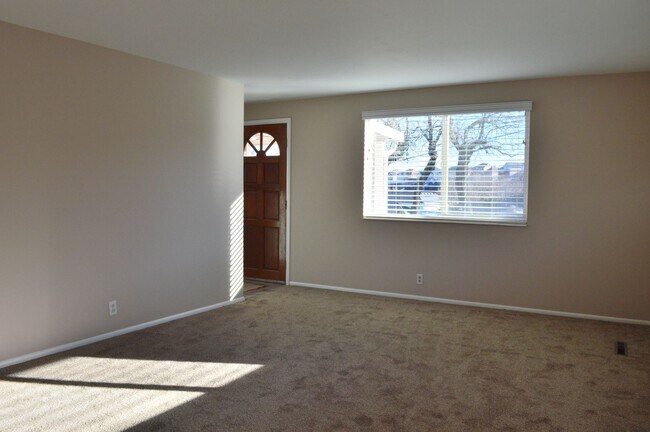 Building Photo - Beautiful Home in Excellent Murray Location!