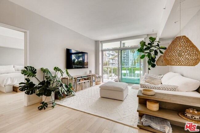 Building Photo - 13700 Marina Pointe Dr