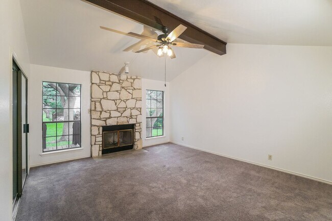 Foto del edificio - Charming 2-Bedroom Condo in Gated Community Surrounded by Mature Trees