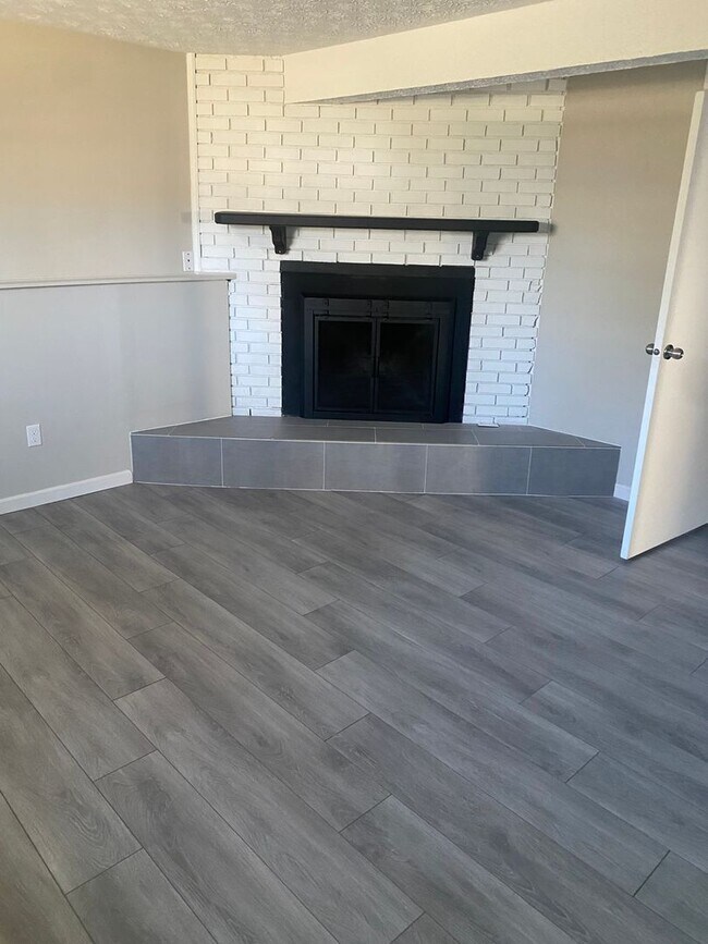 Building Photo - 4 bedroom 2 bathroom single family bi leve...