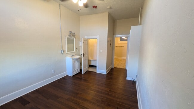 Unit 25 Living to S - Lincoln Hotel Apartments
