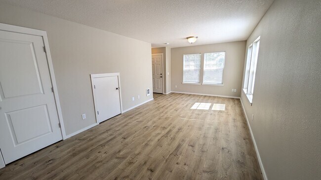 Foto del edificio - End unit Townhouse in Forest Grove