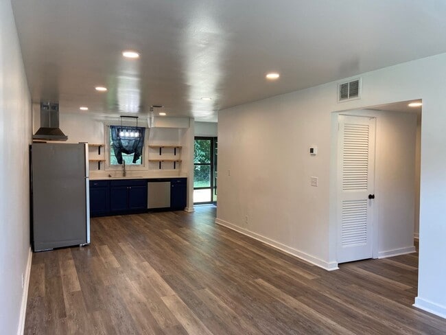 Building Photo - 3/1 Brick Home in East Nashville Available...