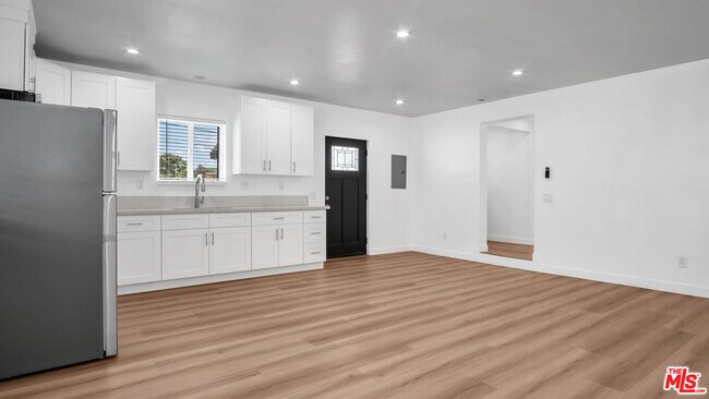 Foto del edificio - 15559 Three Palms St