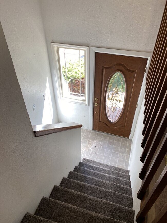 Building Photo - STUDENTS WELCOME! 4 Bed 3 Bath Home in Wes...