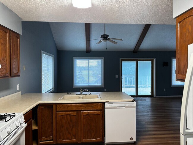 Foto del edificio - 3 Bed 2 Bath Home w/wo Garage 1 pet under 30 lbs. with pet fee